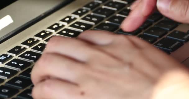 4k Las manos femeninas escribiendo en el ordenador portátil . — Vídeo de stock