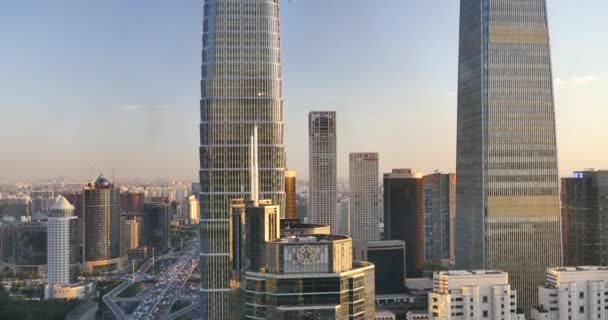 4k, tung trafik genom Beijings centrala affärsdistrikt, byggnad i skymningen. — Stockvideo