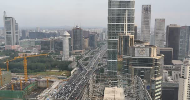 4 k, timelapse, tung trafik genom Beijings centrala affärsdistrikt, bygga. — Stockvideo