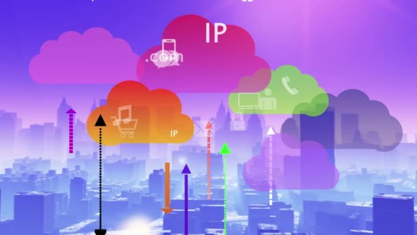 4 k, 구름, 현대 도시 건물, 웹 기술, 인터넷 아이콘에는 정보 업데이트 — 비디오