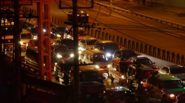 Üstgeçitte bir sürü araba, gece trafik sıkışıklığı..