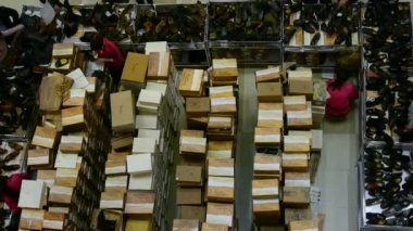 Çin-Şubat 08, 2017:Many ayakkabı kutusu, satıcı, insan tercih ayakkabı at ahır, çeşitli stilleri çeşitleri