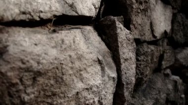 taş duvar ve dolambaçlı dağ şeritte.