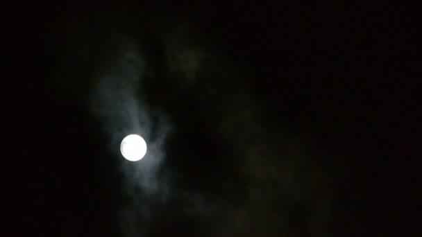 Fullmånen genom molnigt, natt flygning över molnen och rök, mysterium fairyland s — Stockvideo