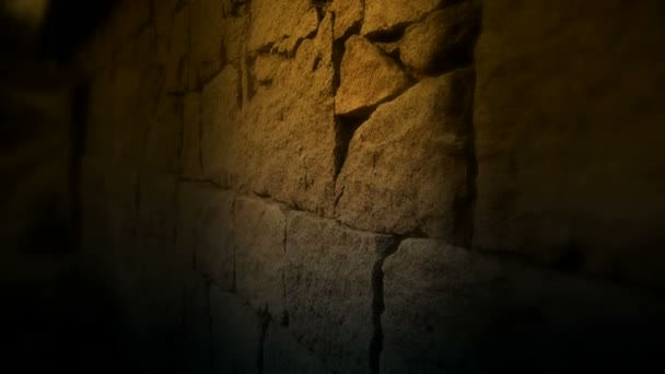 Pared de piedra nostálgica con luces doradas en la noche . — Vídeos de Stock