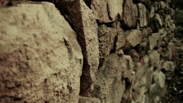 Pared de piedra y sinuoso carril en la montaña . — Vídeo de stock