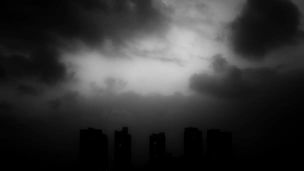 Ciel couvert de nuages sombres le soir, immeuble de grande hauteur, silhouette de la maison . — Video
