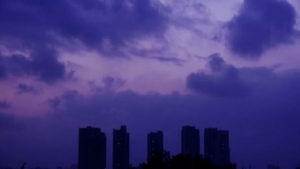 Mörka moln täcker himlen på kvällen, bygga high-rise, hus siluett. — Stockvideo