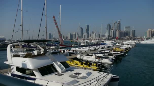 China-Sep 08,2016: Yate en el agua en el muelle de la ciudad de QingDao Centro Olímpico de Vela, Tsingtao, Towe — Vídeos de Stock