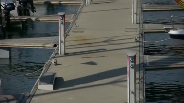 Яхта на воде на пирсе города ЦинДао Олимпийский центр парусного спорта, Циндао, Тоу — стоковое видео