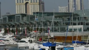Çin-Eyl 08, 2017:Yacht su, Qingdao Pier şehir olimpik yelken Merkezi, tsingtao, Tower'da BÜ