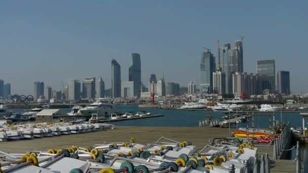 Oct 12,2017: Yate en el agua en el muelle de la ciudad de QingDao Centro Olímpico de Vela, Antorcha, tsingta — Vídeos de Stock