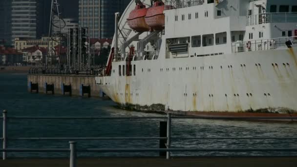 China-Apr 08, 2017:Vessel parkeren op water bij Pier van Qingdao city Olympisch zeilen centrum, Qingdao — Stockvideo