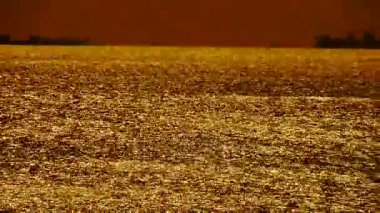 Köpüklü su yüzeyi ve gemi gemi, ufuk, manzarası, gündoğumu, altın.