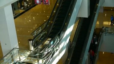 Çin-Nis 08, 2017:elevator alışveriş merkezleri sahnede, modern şehir çevre.