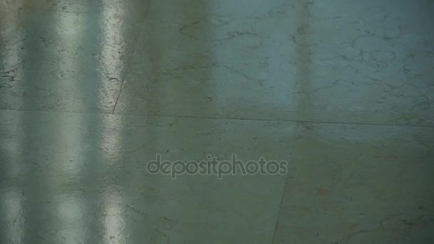 Piso de mármol en el centro comercial de lujo, sol, sombra, sala, con vistas, riqueza . — Vídeos de Stock