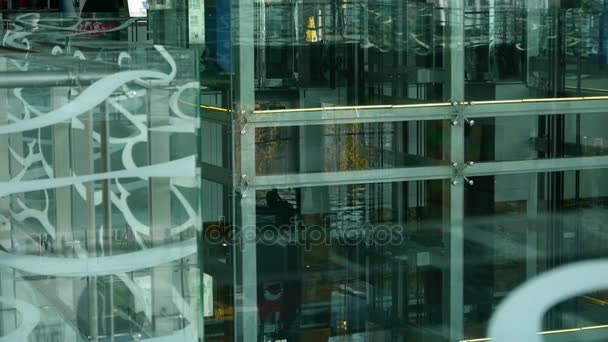 Ascenseur dans le centre commercial de luxe maison en verre, hall, tour, vue, mode, richesse, shado — Video