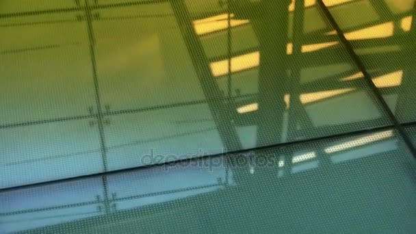 Гладка поверхня, відображення даху, скляний будинок люкс-класу, зал, тінь.абстрактний , — стокове відео
