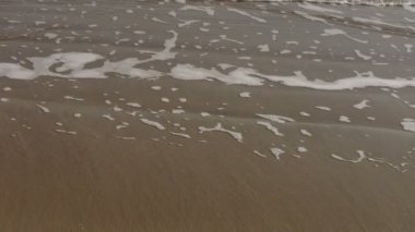 beyaz kumlu plaj dalgalanma dalgalar.