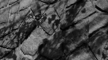 Swing siluet gölge taş duvara bırakır..