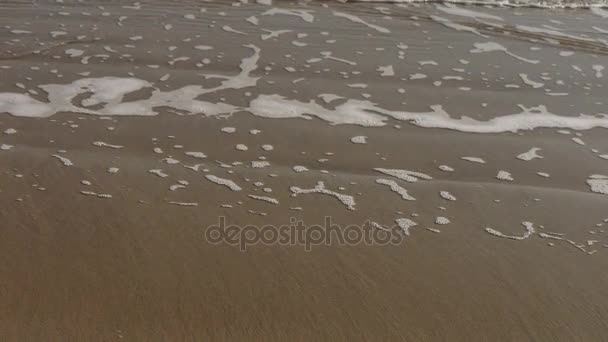 Wellen am Sandstrand, weiße Brandung. — Stockvideo