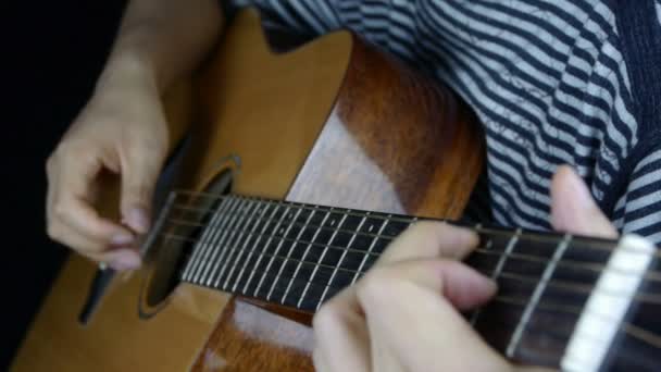 Tocar la guitarra, strum, música . — Vídeos de Stock