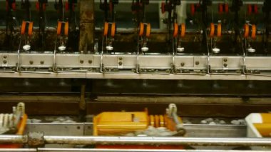 İpekböceği kozası ipek Fabrikası'nda. Atölyesinde makaralama işçi.