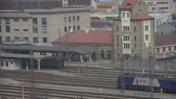 Čína-únor 08, 2017:Locomotive cestování přes železniční stanice Tai'an v Číně. — Stock video