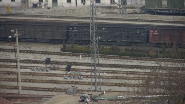 Train de marchandises longues voyageant sur le chemin de fer, Après la gare . — Video