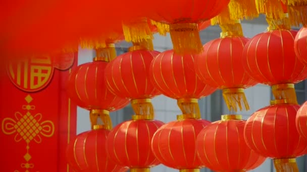 Červené lucerny střapec kymácející se ve větru, prvky východu, porcelán nový rok. — Stock video