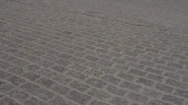 Bir büyük taş döşeme kare.