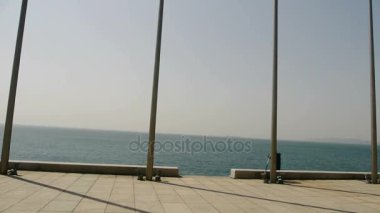 Çin-Nis 08, 2017: küçük çocuk baraj üzerinde bir bisiklet sürme.