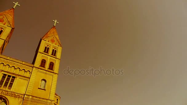 Panorama van Qingdao katholieke kerk. — Stockvideo