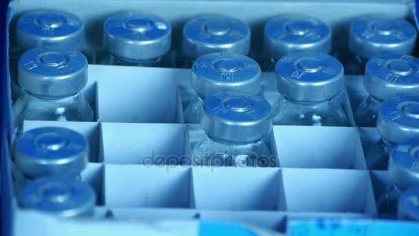 Adicionar frasco para injectáveis à caixa . — Vídeo de Stock