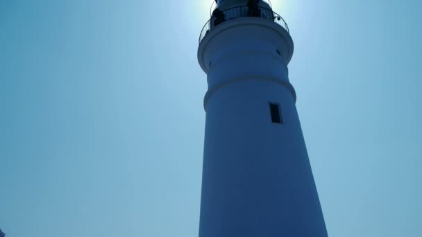 Faro en puerto y ciudad costera . — Vídeos de Stock