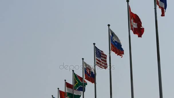Veel nationale vlaggen wapperen in de wind. Amerikaanse vlag. — Stockvideo