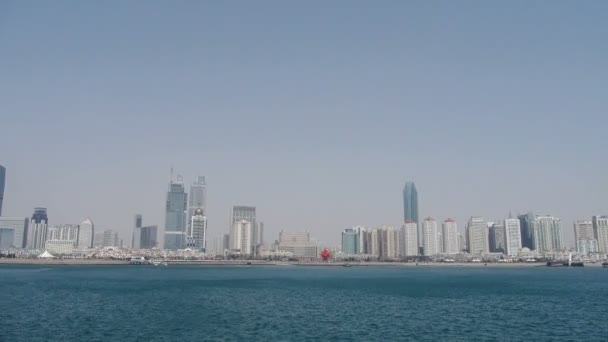Seaside city, skyskrapor och urban byggnad. — Stockvideo