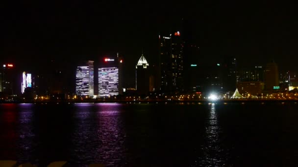 夜、高層ビル、メトロポリス、ネオンの夜景、香港、ニューヨークで海辺の街 — ストック動画