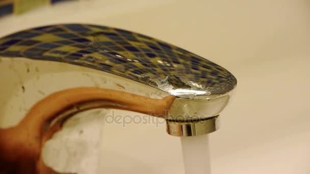 Slå på tap ventil, tvätta händerna på lyxiga kranar toaletter. — Stockvideo