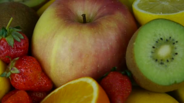 Rotation de délicieuse assiette de fruits. — Video