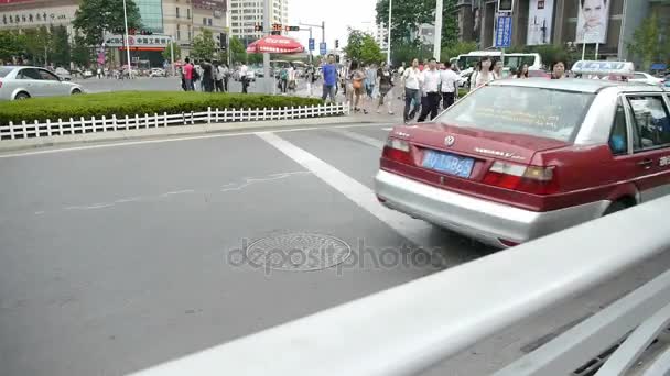 China-Sep 08,2017: Urban intersection street, Busy people, zebra . — стоковое видео