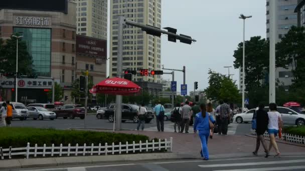 Çin-Eyl 08, 2017: Kentsel kavşak sokak, meşgul insanlar. — Stok video