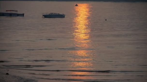 Schemering aan het water. Schip boot op de zee. — Stockvideo