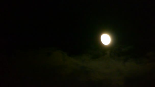 Volle maan door bewolkt, nachtvlucht boven wolken, mysterie sprookjesachtige scène. — Stockvideo