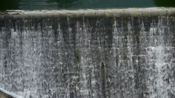 Textura de cascada, presa de desbordamiento, temporada de lluvias . — Vídeo de stock