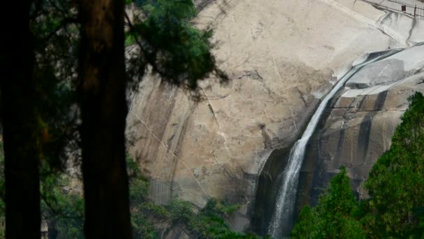 Гірський водоспад тече в басейн з багатошарового каменю, птах пролітає над мухою — стокове відео