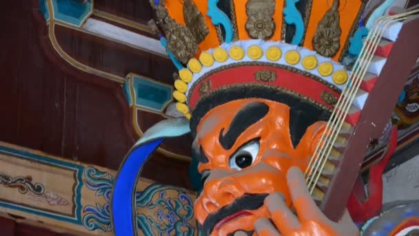 Chinesische unsterbliche buddhistische Vajra-Skulptur mit einem Pipa-Lauteninstrument in c — Stockvideo