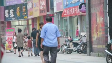 Çin-Ağu 08, 2017:Electric Bisiklet ve motosiklet Kentsel şehir Road, Çin Çin Halk.