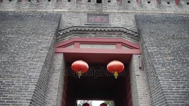 Gran muralla y almenas de piedra, antigua puerta de la ciudad de DaiMiao. Linternas rojas . — Vídeos de Stock