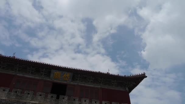 Gran Muralla y almenas de piedra, antigua puerta de la ciudad de DaiMiao y movimiento de nubes. — Vídeo de stock
